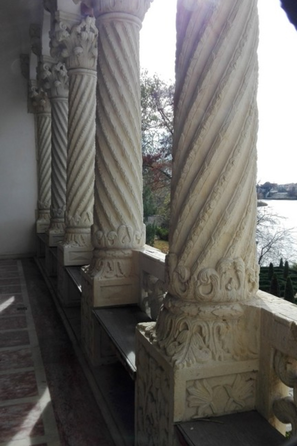 7. casa stil brancovenesc - coloane mogosoaia