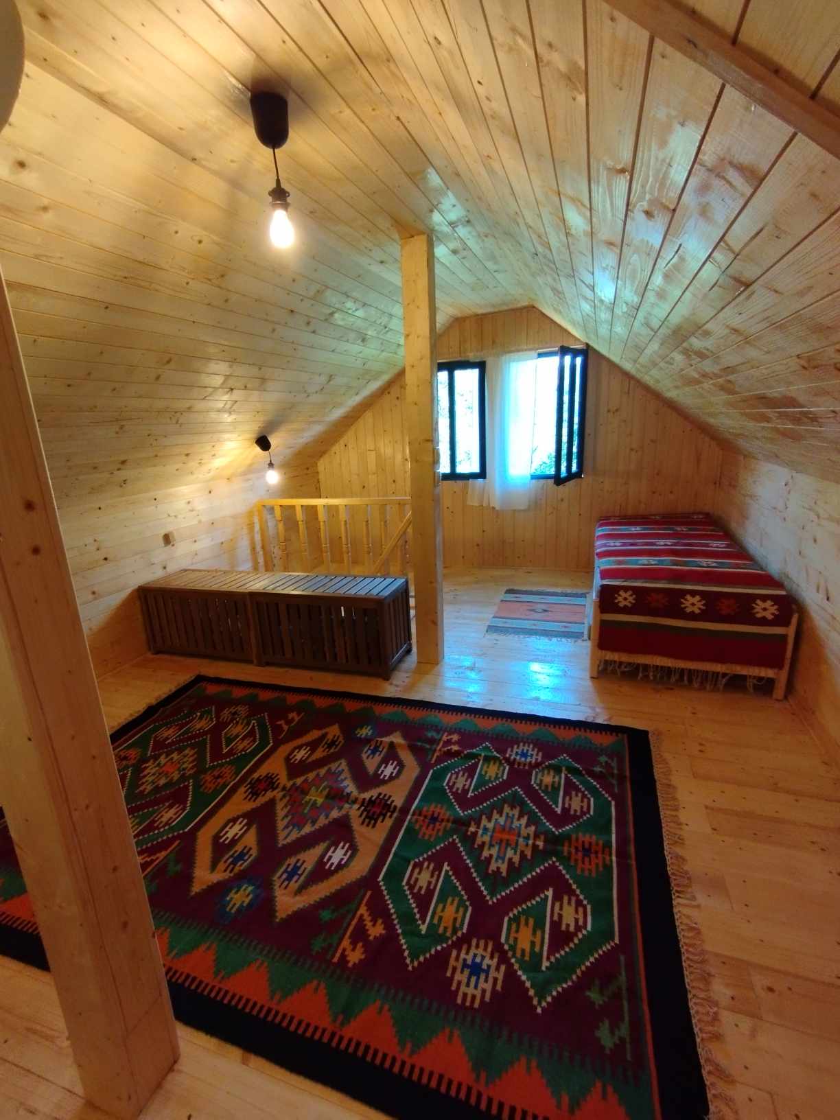 Căsuța este decorată minimalist, în stil tradițional
