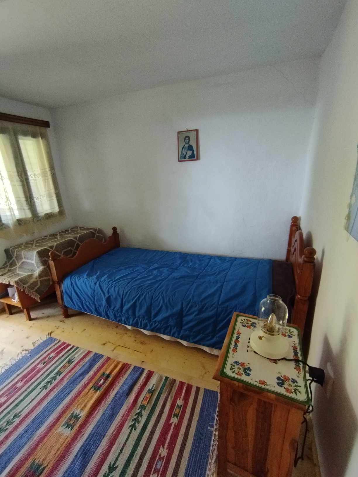 Căsuța este decorată minimalist, în stil tradițional