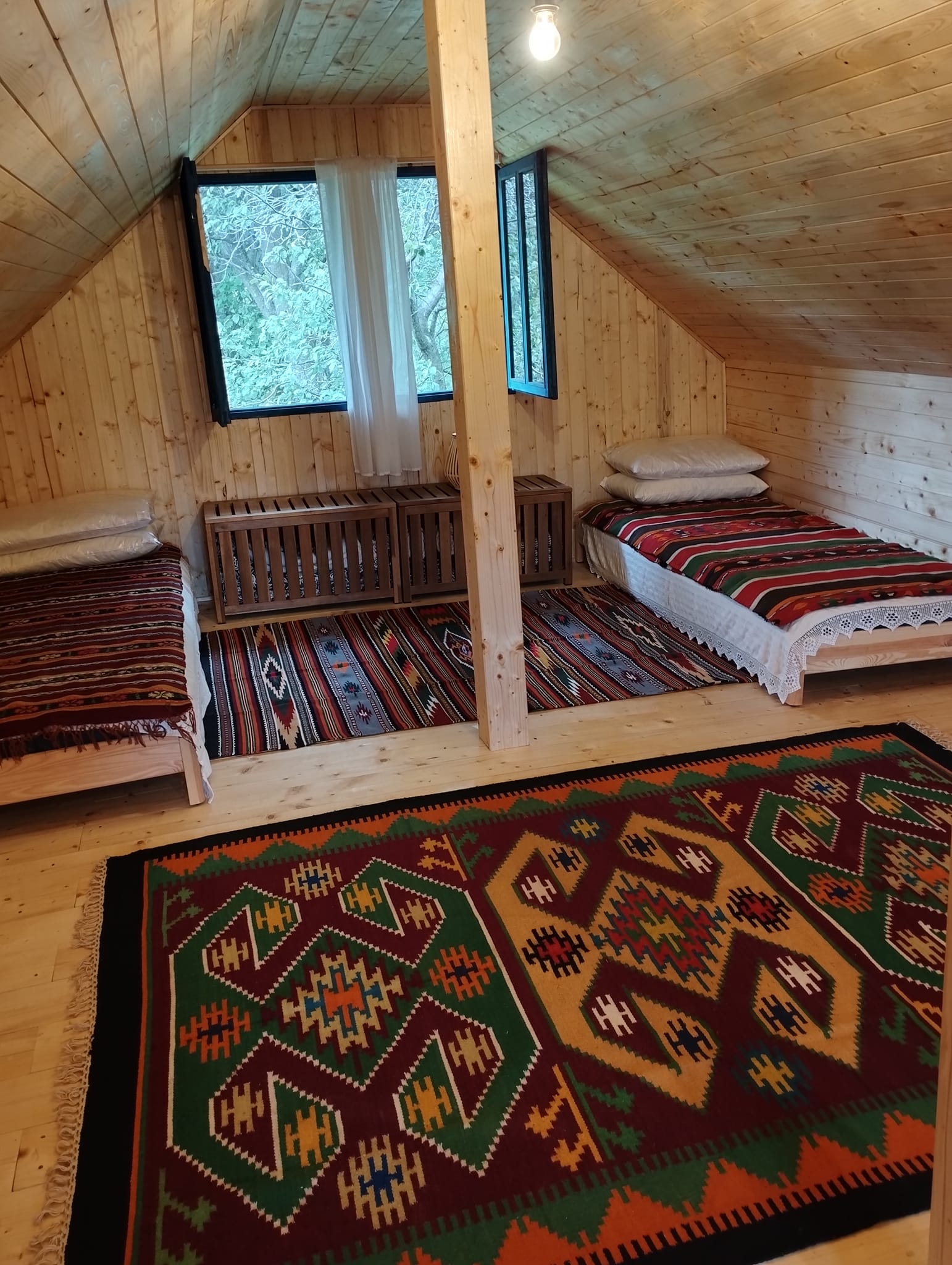 Căsuța este decorată minimalist, în stil tradițional