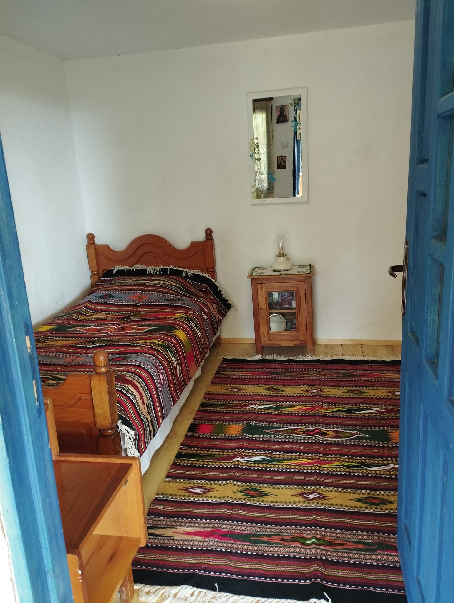 Căsuța este decorată minimalist, în stil tradițional