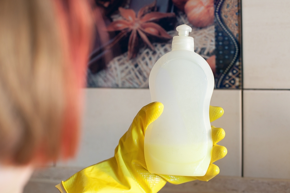 detergent de vase scoate petele de fond de ten