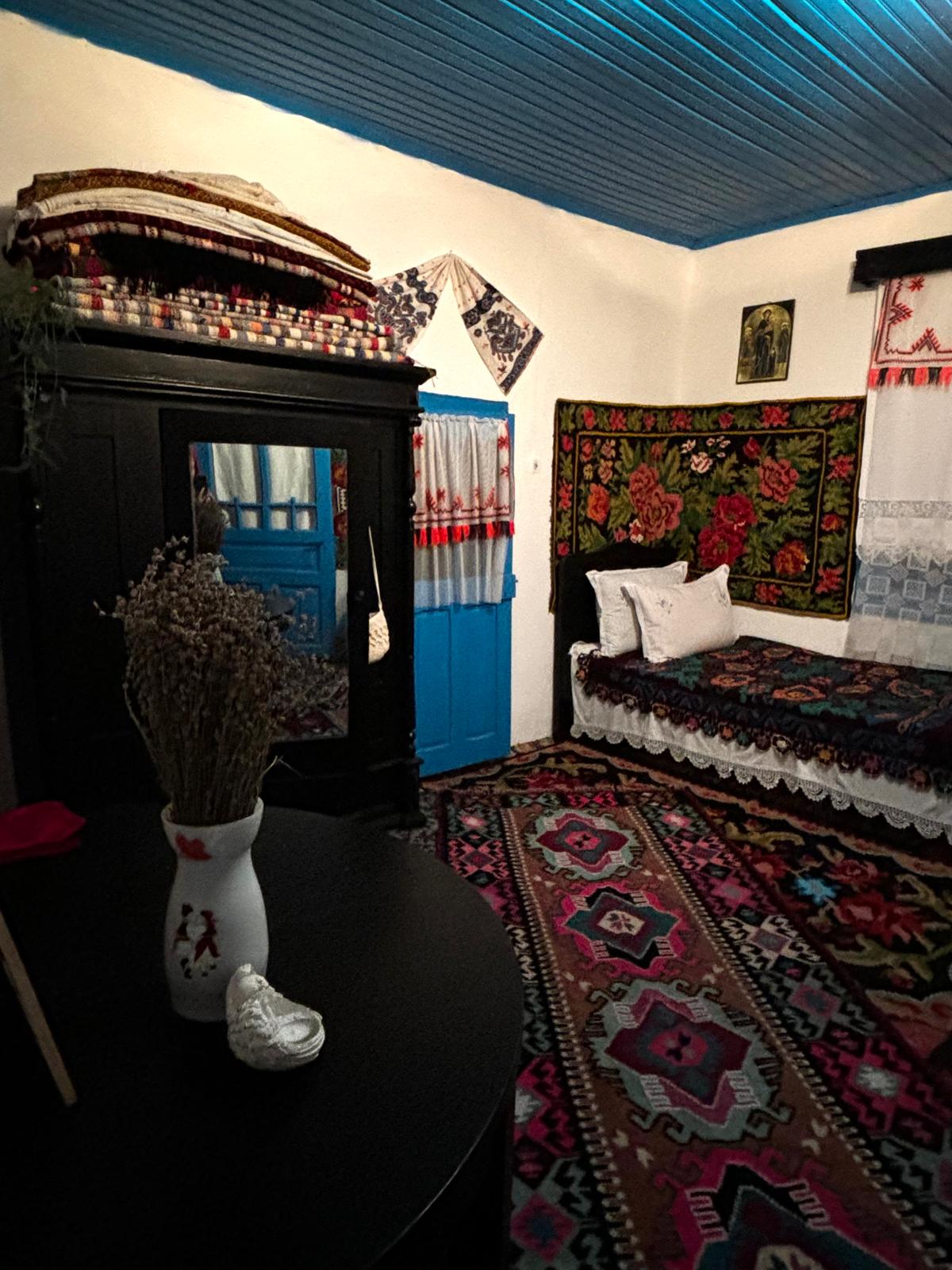 Au decorat casa în stil tradițional și vor să-i deschidă porțile pentru toți iubitorii de tradiții