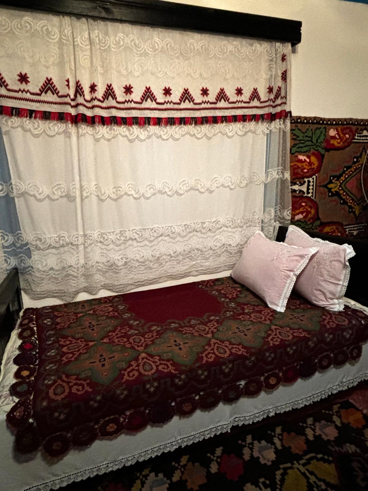 Au decorat casa în stil tradițional și vor să-i deschidă porțile pentru toți iubitorii de tradiții
