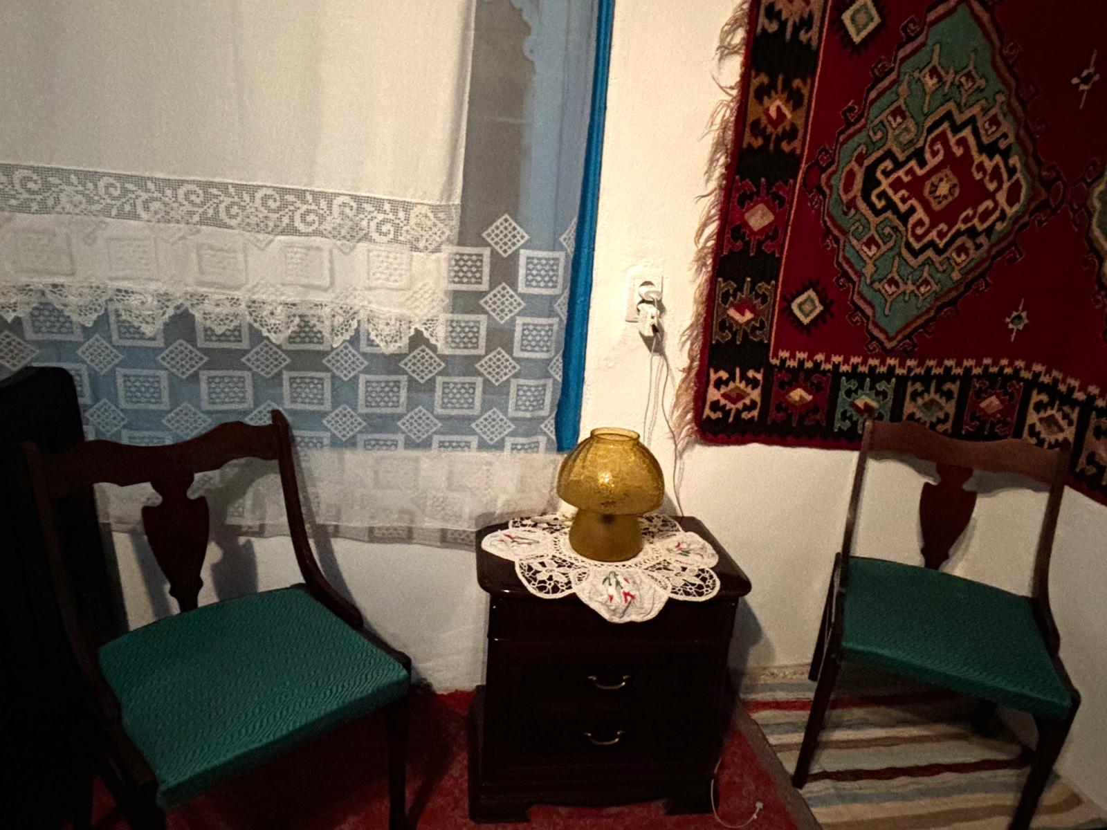 Au decorat casa în stil tradițional și vor să-i deschidă porțile pentru toți iubitorii de tradiții