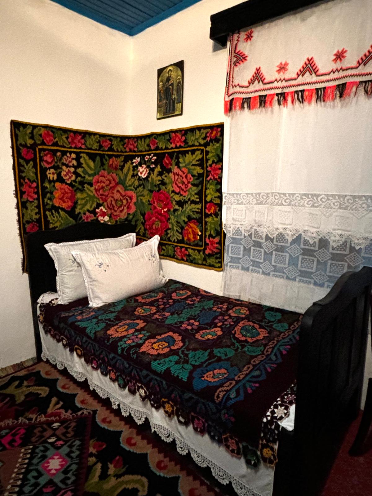 Au decorat casa în stil tradițional și vor să-i deschidă porțile pentru toți iubitorii de tradiții