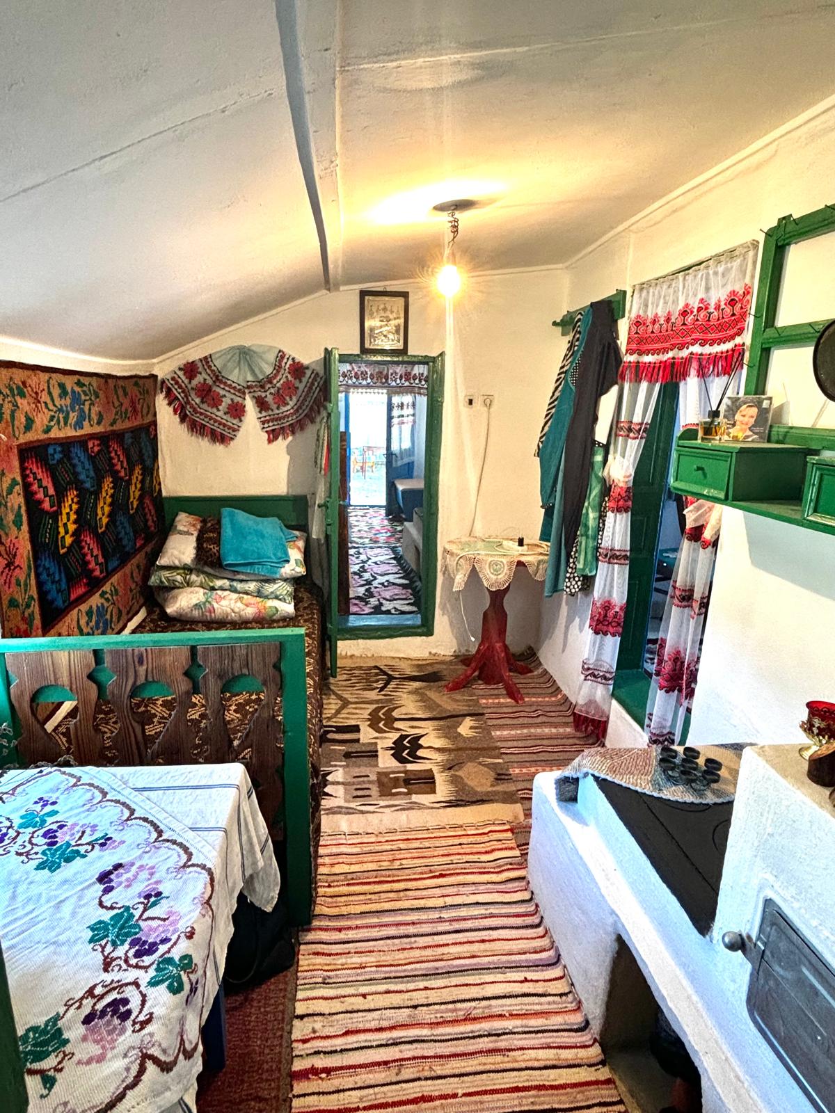 Au decorat casa în stil tradițional și vor să-i deschidă porțile pentru toți iubitorii de tradiții