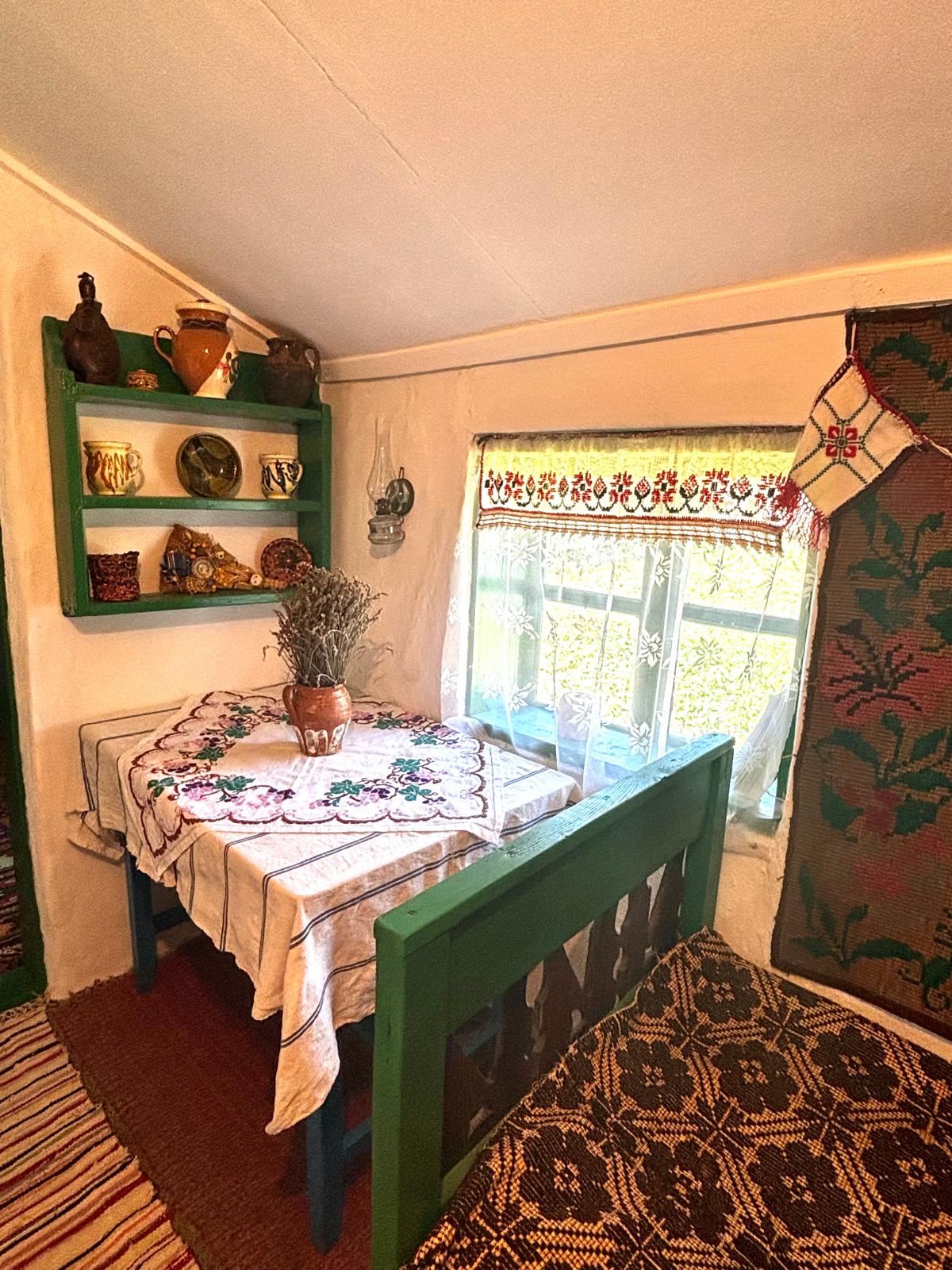 Au decorat casa în stil tradițional și vor să-i deschidă porțile pentru toți iubitorii de tradiții