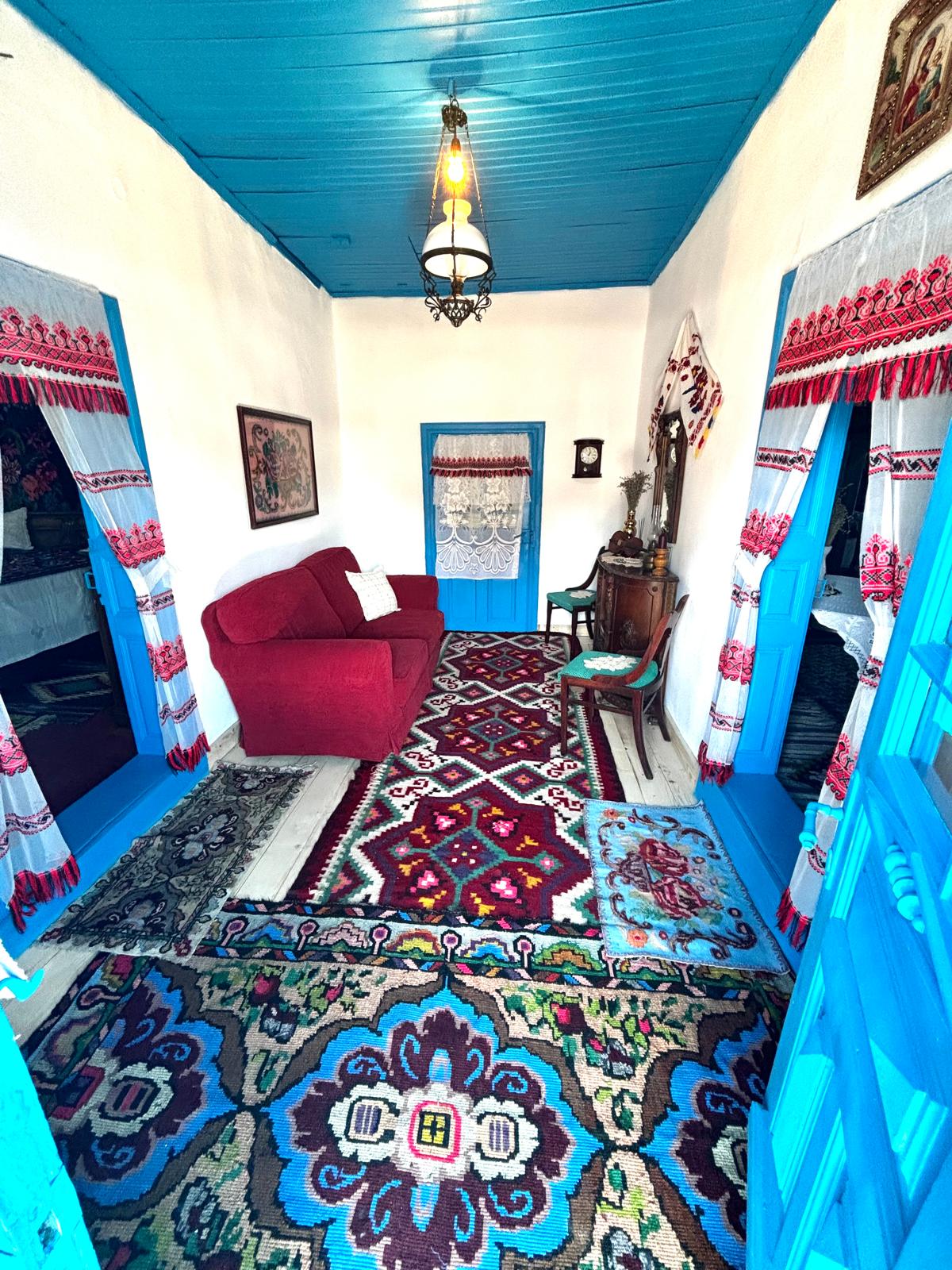 Au decorat casa în stil tradițional și vor să-i deschidă porțile pentru toți iubitorii de tradiții