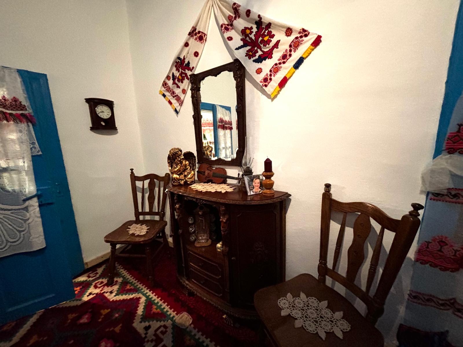 Au decorat casa în stil tradițional și vor să-i deschidă porțile pentru toți iubitorii de tradiții