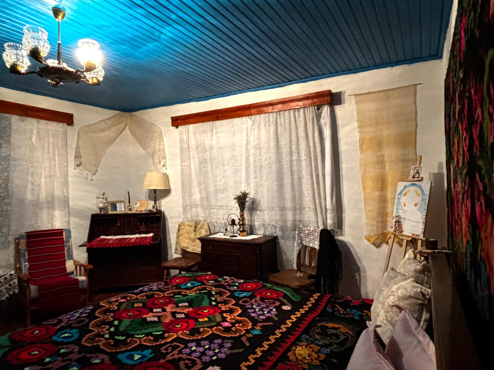 Au decorat casa în stil tradițional și vor să-i deschidă porțile pentru toți iubitorii de tradiții