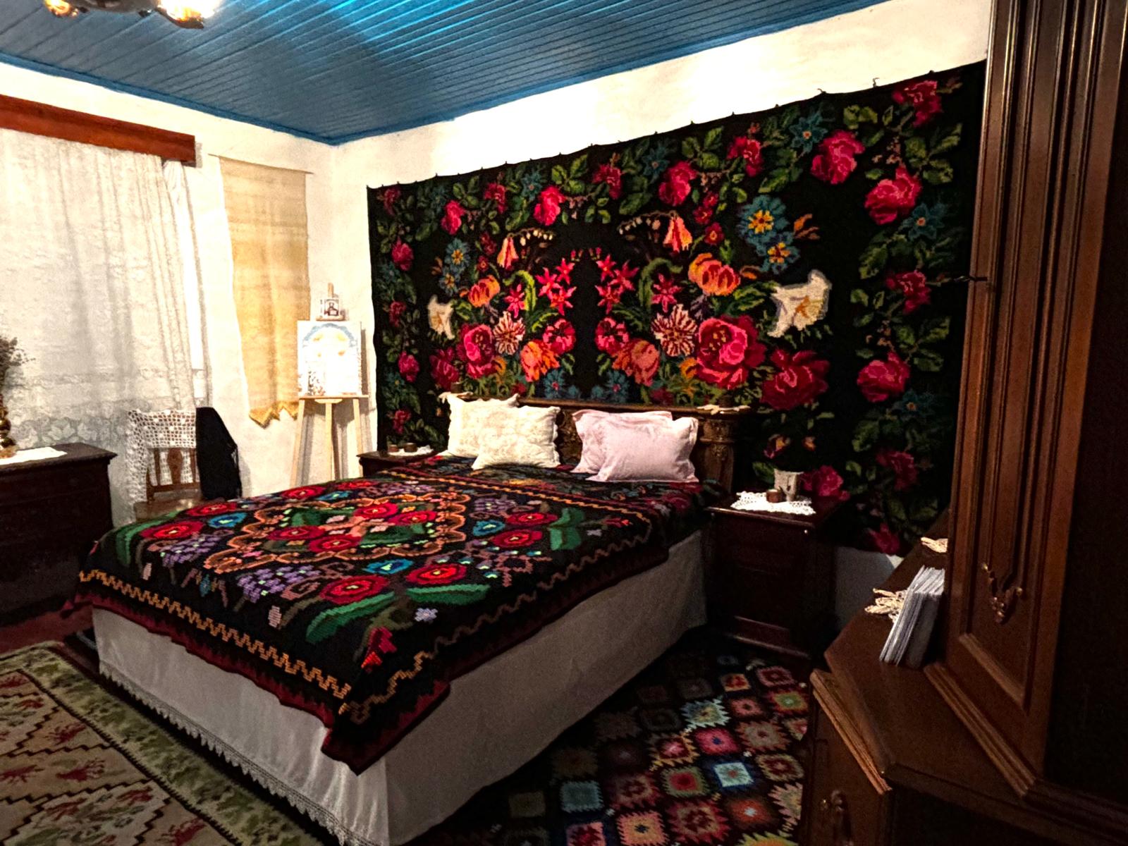 Au decorat casa în stil tradițional și vor să-i deschidă porțile pentru toți iubitorii de tradiții