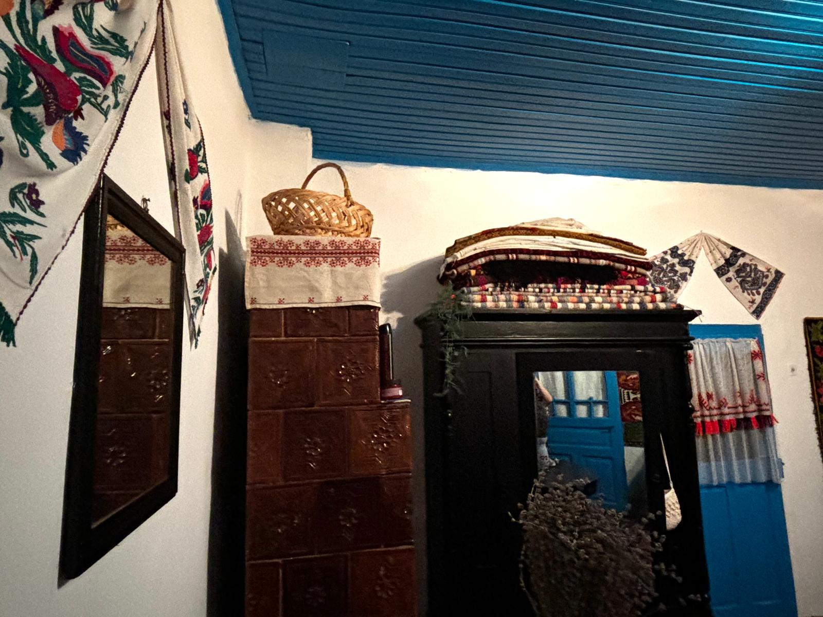 Au decorat casa în stil tradițional și vor să-i deschidă porțile pentru toți iubitorii de tradiții