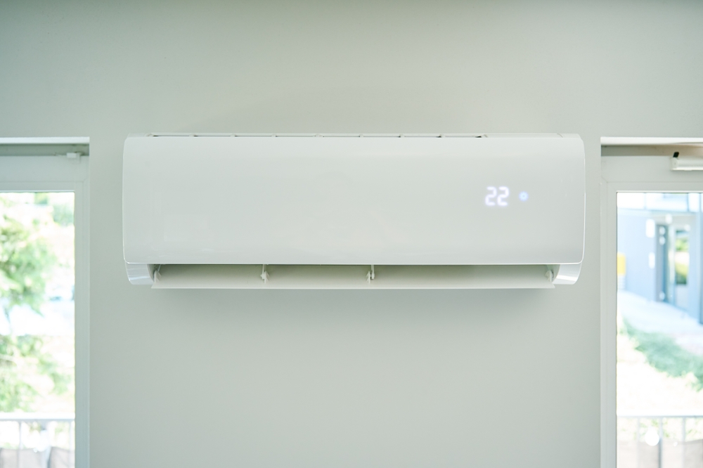 aparat aer conditionat in casa langa ferestre
