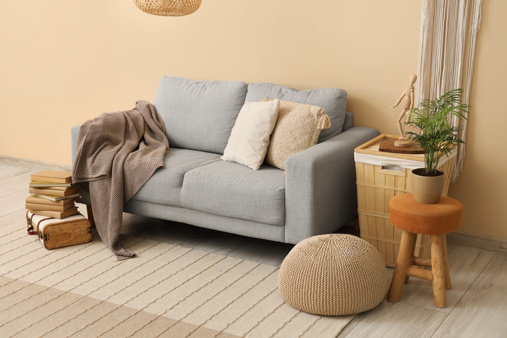 canapea gri cu accesorii diverse in living