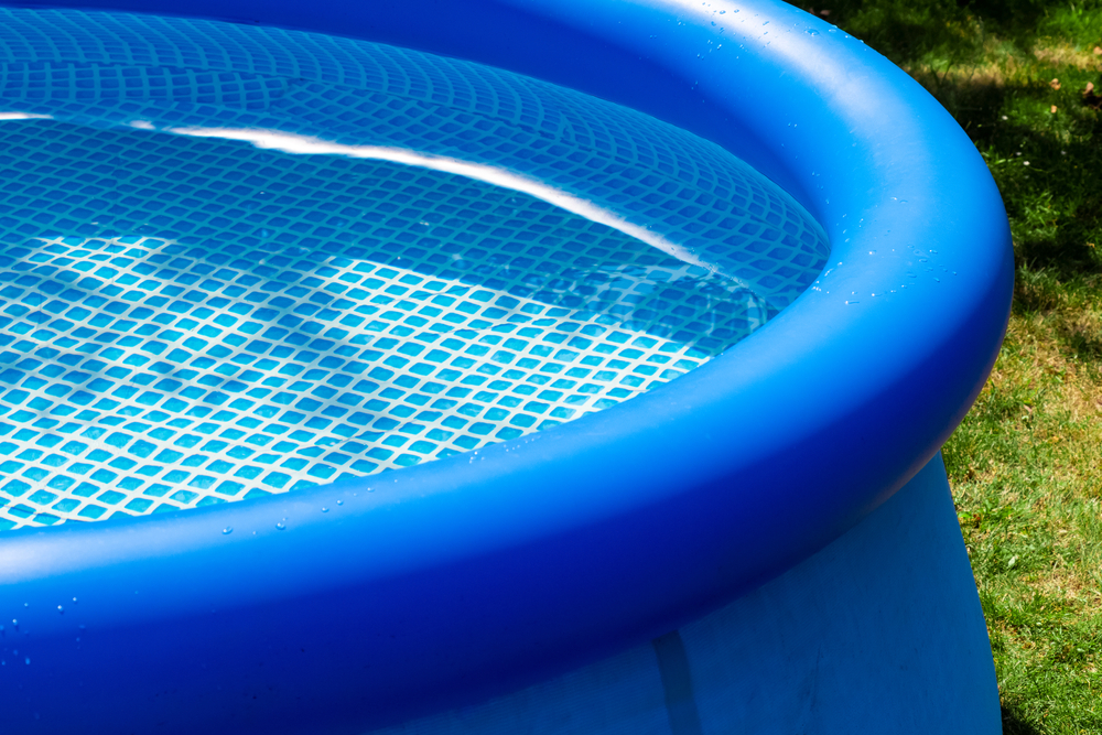 piscina gonflabila albastra in razele soarelui