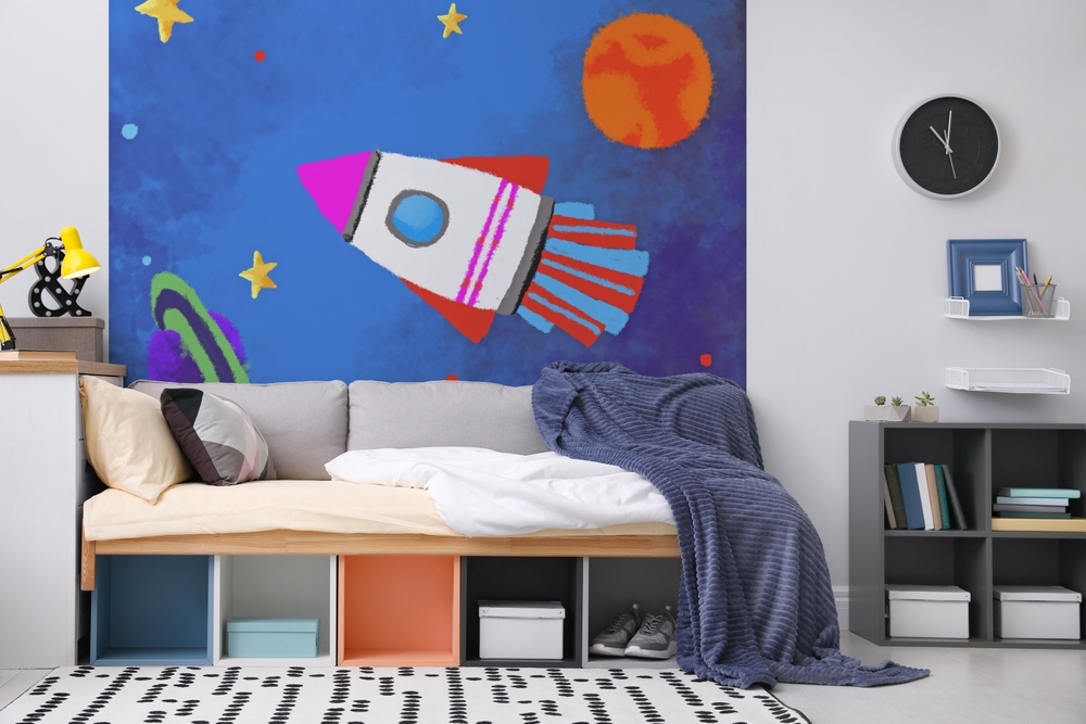 personalizare camera adolescent cu imaginea unei rachete pe perete