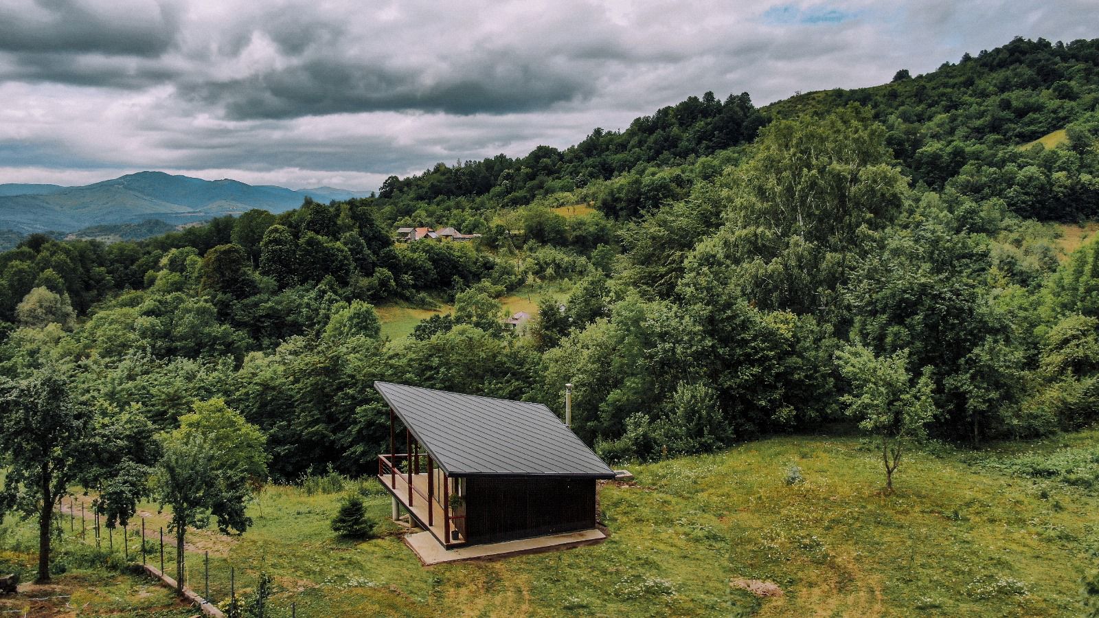 Un tiny înconjurat de natură