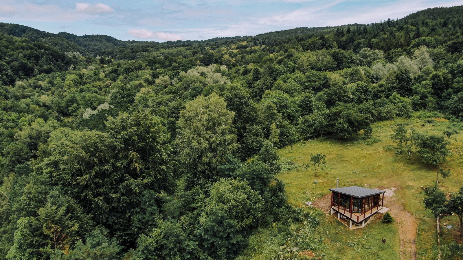 Un tiny înconjurat de natură
