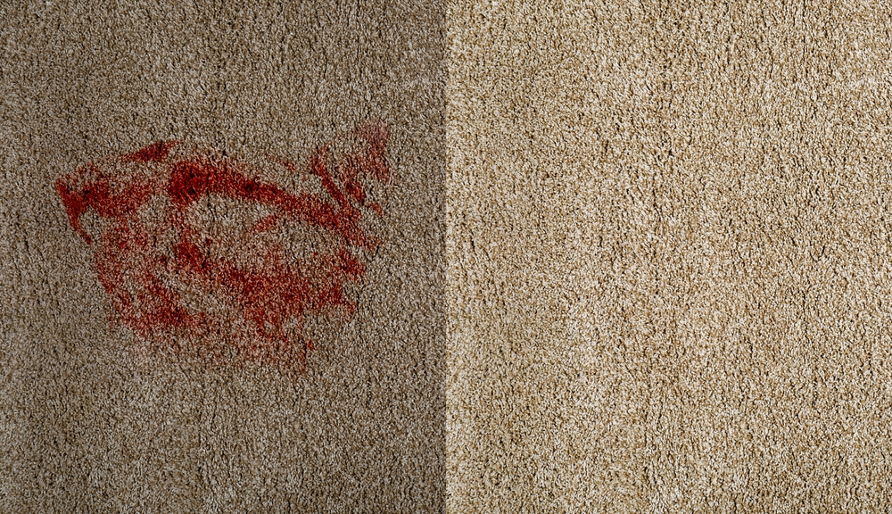 Cu ce se curăță vopseaua lavabilă de pe haine: O mochetă pătată cu vopsea roșie în stânga, alaături de aceeași mochetă curată în dreapta.