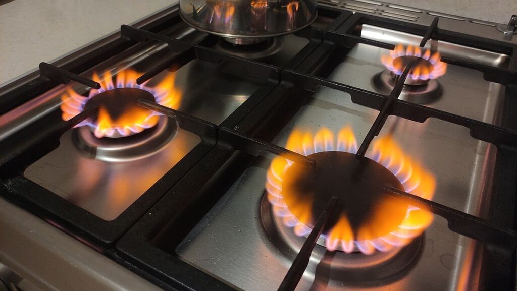 Ochiuri de la aragaz pe gaz cu flacără portocalie.