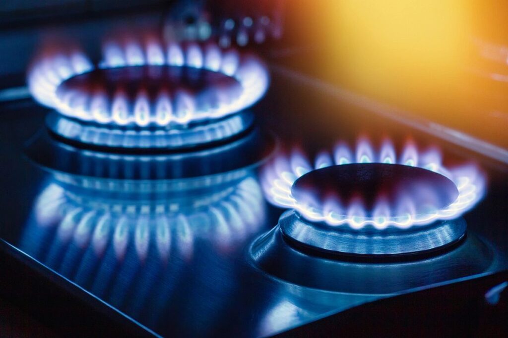 De ce afumă aragazul: două flăcării la aragazul cu gaz.