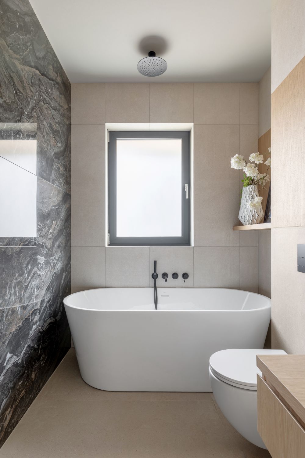 amenajare baie cu marmura si cada freestanding