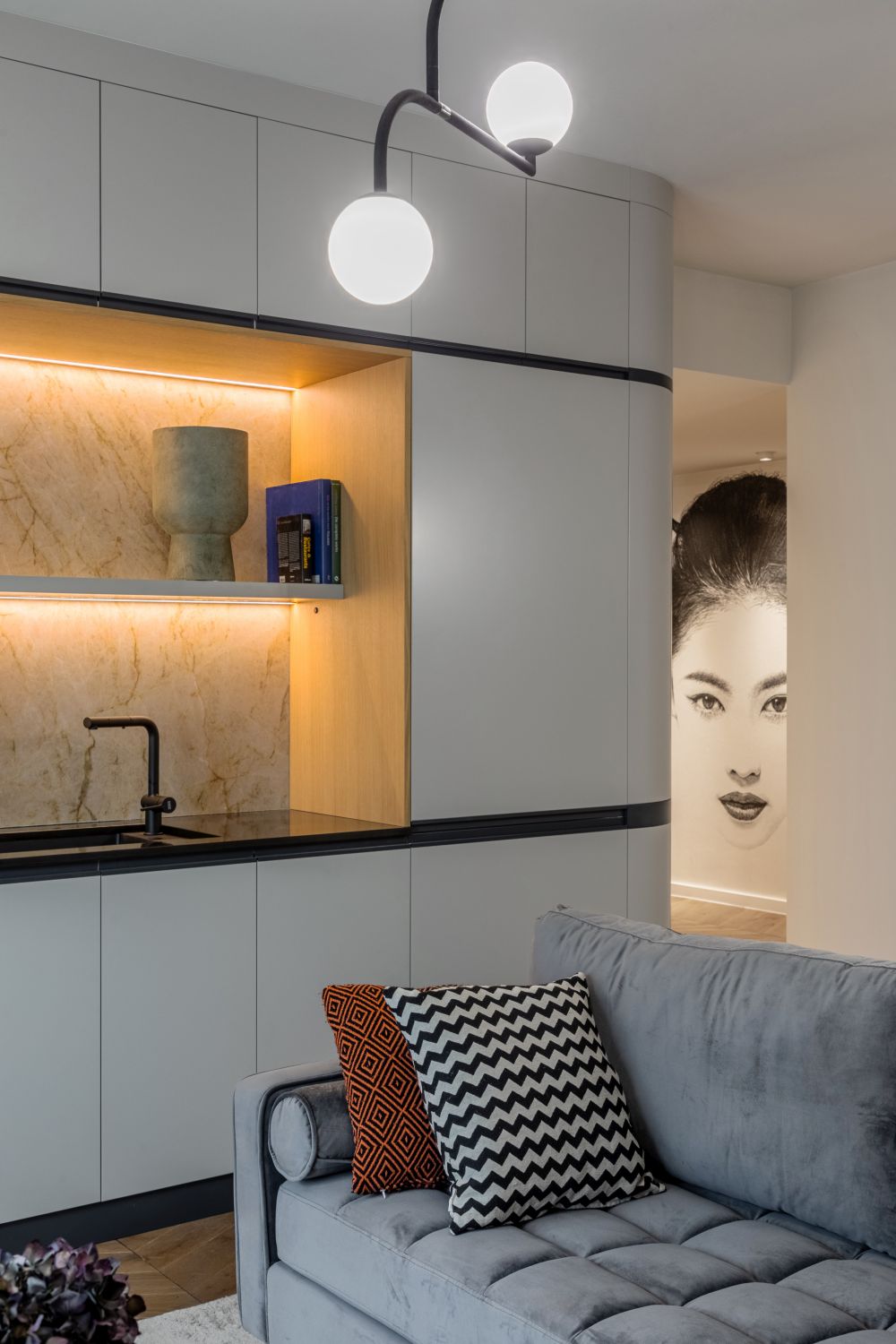 amenajare in nuante de gri living cu bucatarie open space