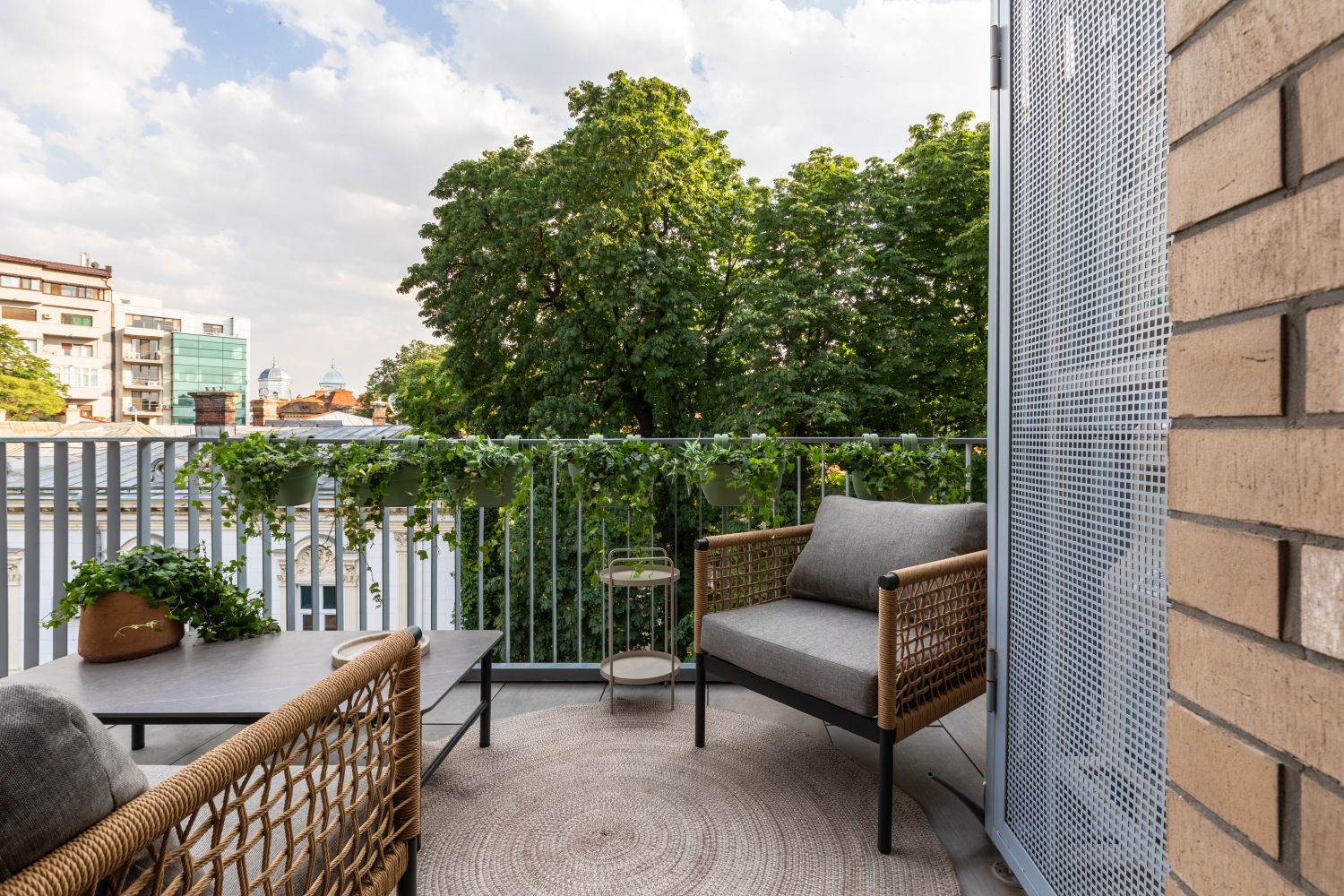 amenajare terasa apartament bucuresti cu mobilier de stat jos si accesorii
