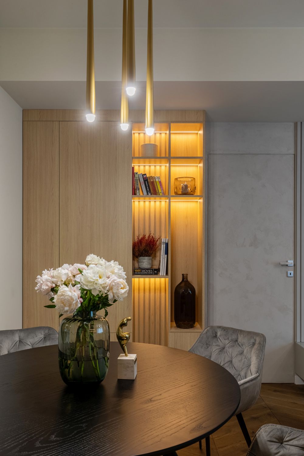 amenajare zona de dining mobilier cu leduri nuante neutre calde flori proaspete și decorațiuni