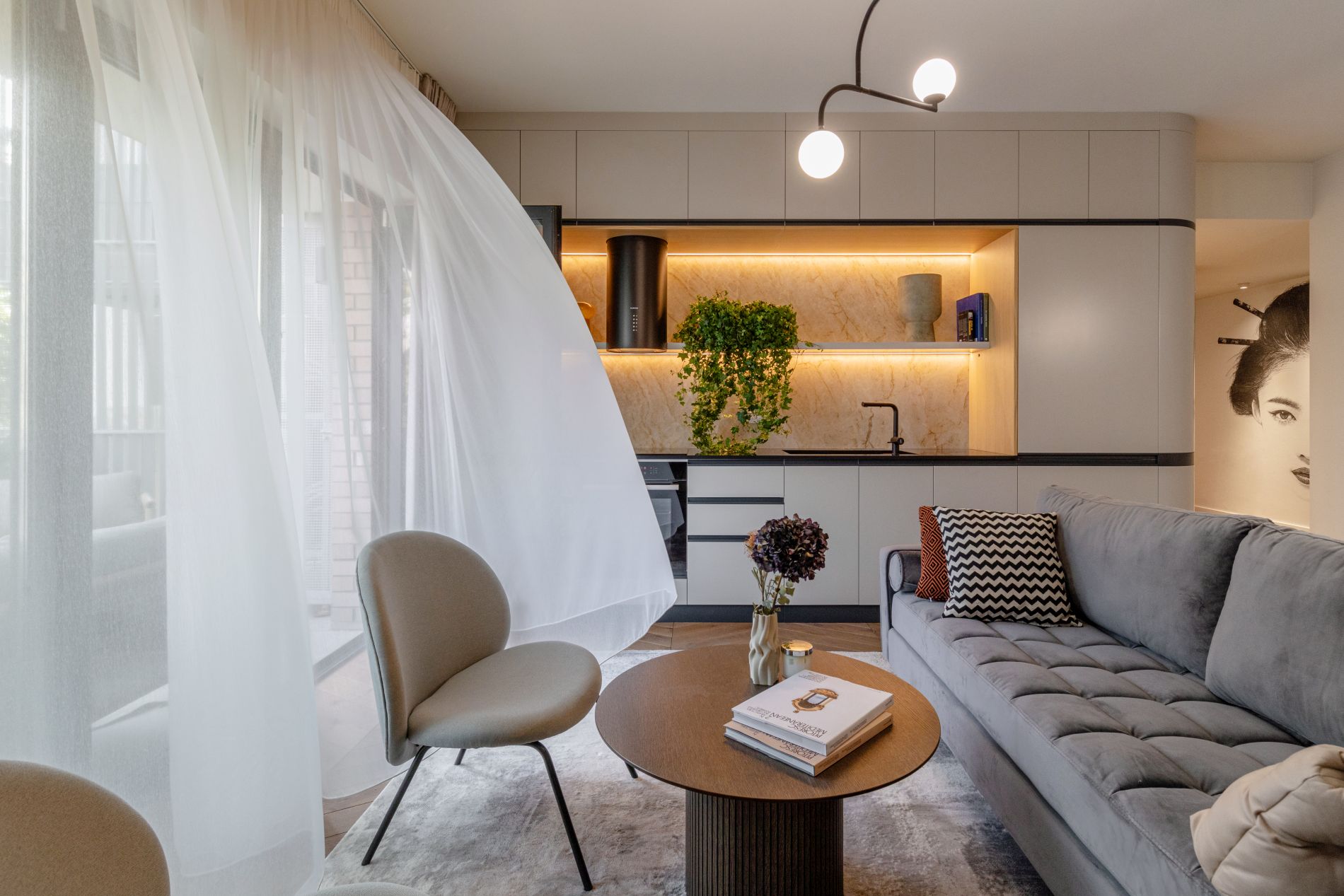 amenajarea unui apartament ultracentral din bucuresti cu living si bucatarie open space, in nuante de gri si maro stejar, cu mobilier cu leduri si accesorii de design