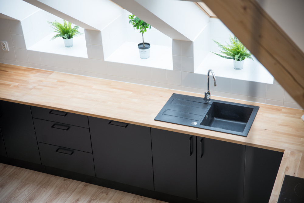 chiuveta de granit neagra in bucatarie moderna cu blat de lemn
