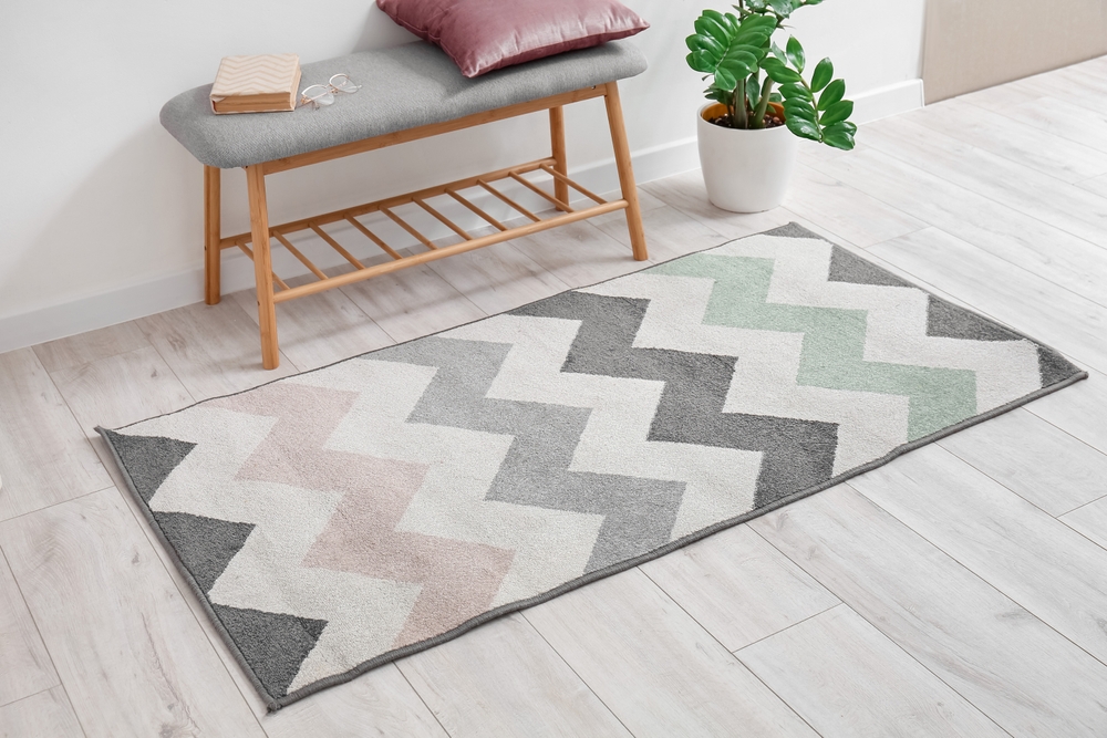 covor modern cu forme geometrice pe hol