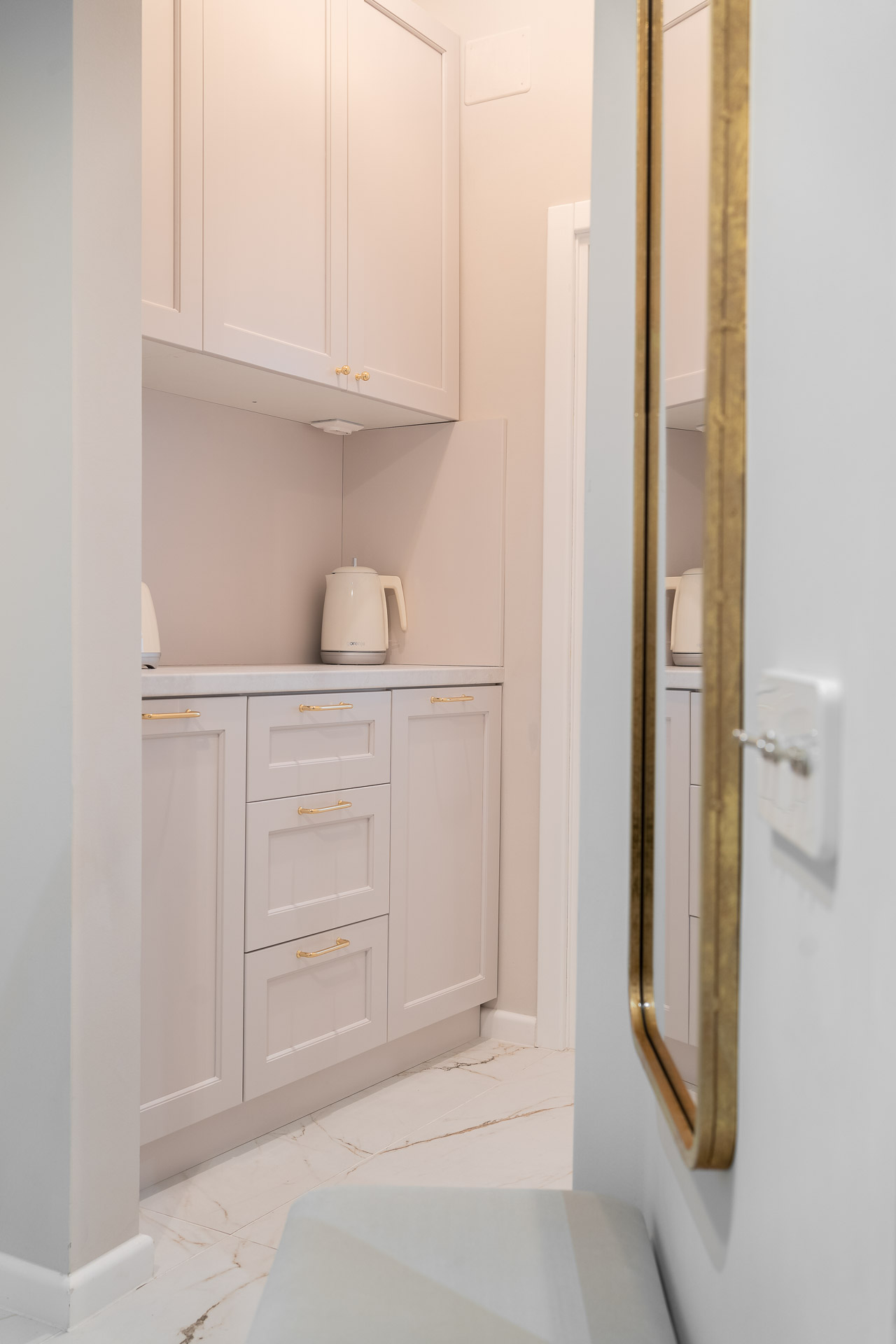 apartament intetrbelic hol