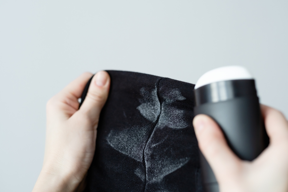 urme de deodorant stick pe o haina neagra
