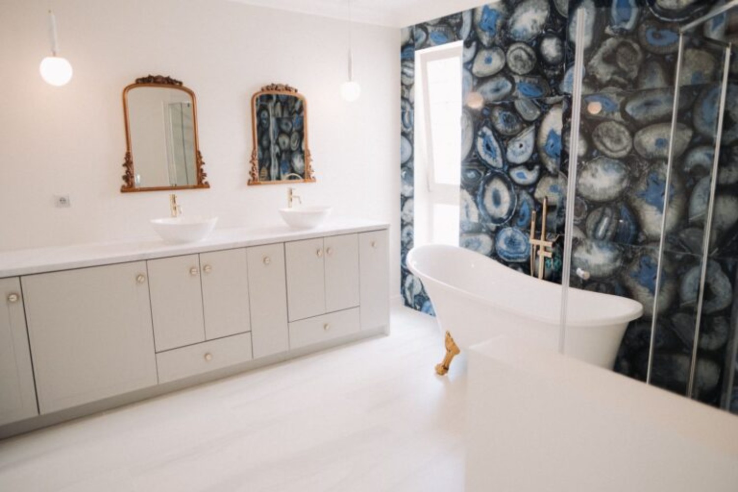 12 stilul neoclasic - baie-matrimoniala-cada-freestanding-design-first-768x512