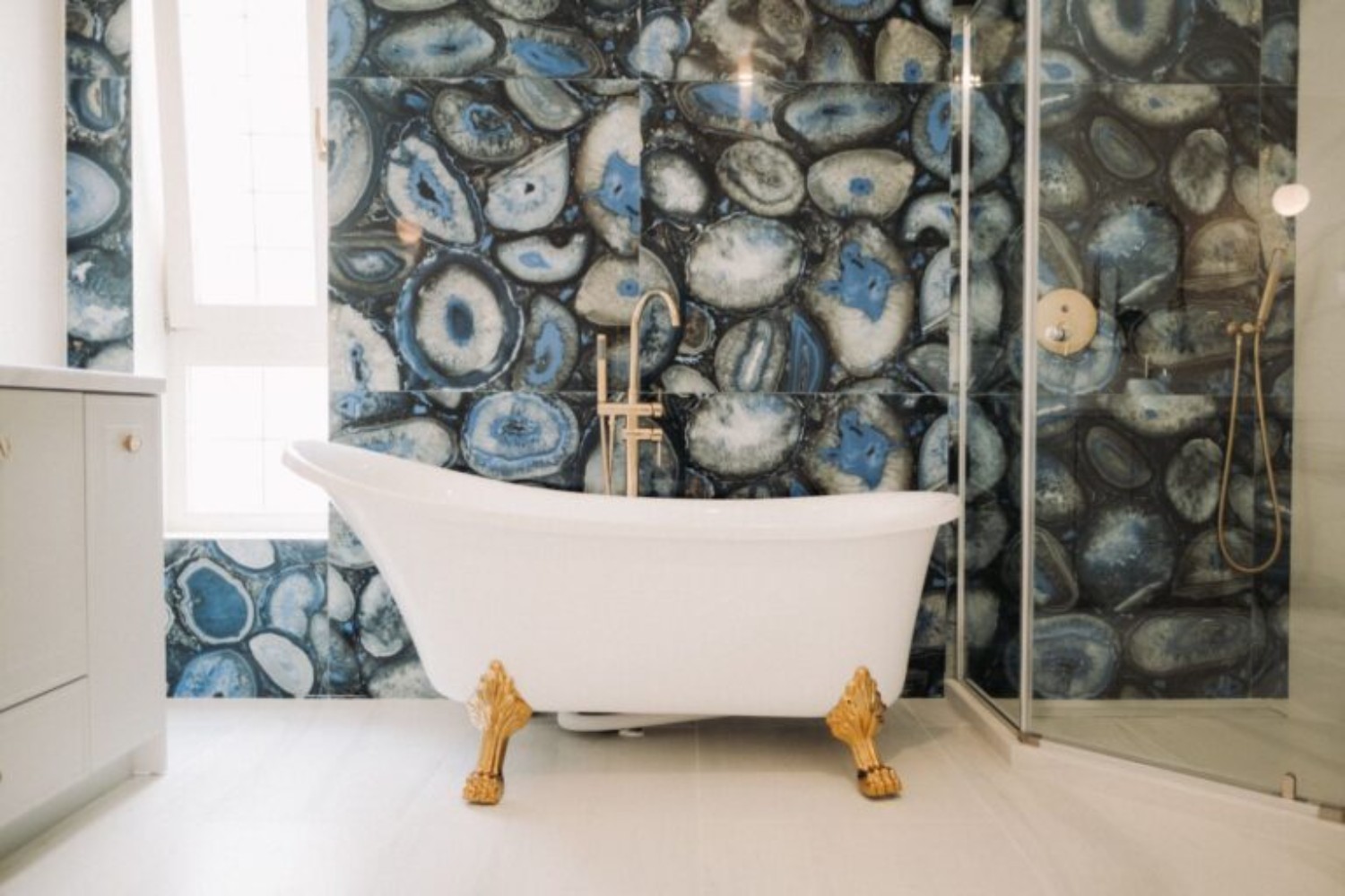 12 stilul neoclasic - baie-matrimoniala-design-first-768x512