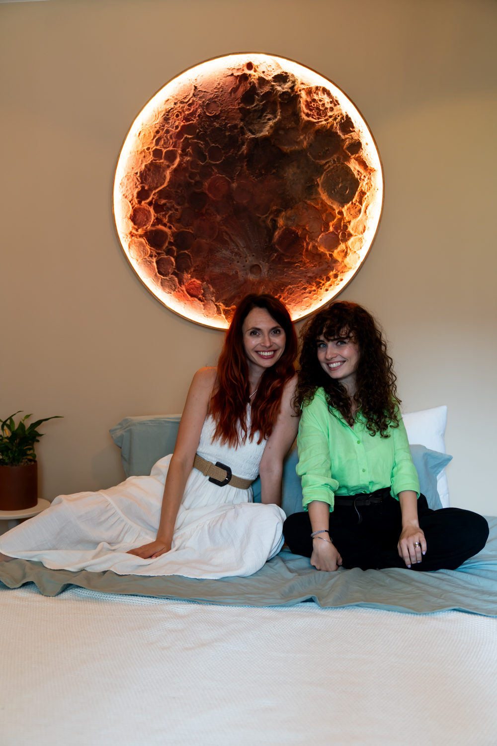 laura si ruxandra pe pat in dormitor decoratiune sub forma de luna