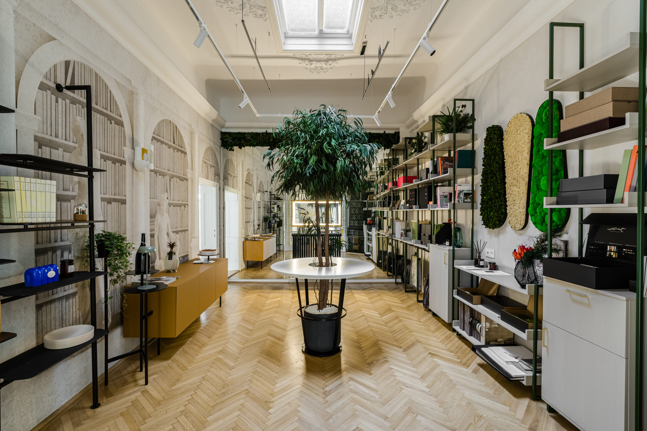 casă veche showroom Iconist