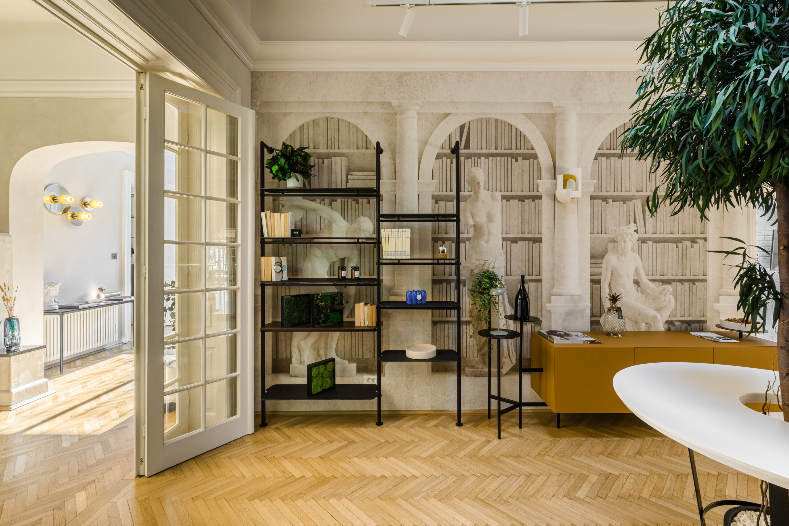 casă veche showroom Iconist