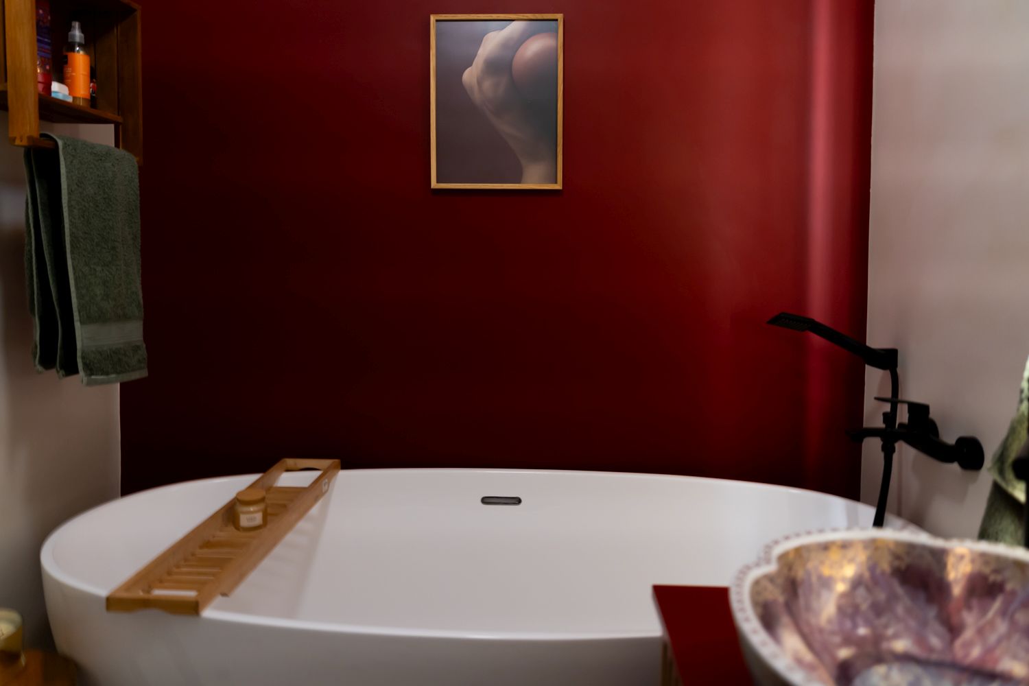 amenajare baie rosie perete rosu cada freestanding tablou si decoratiuni