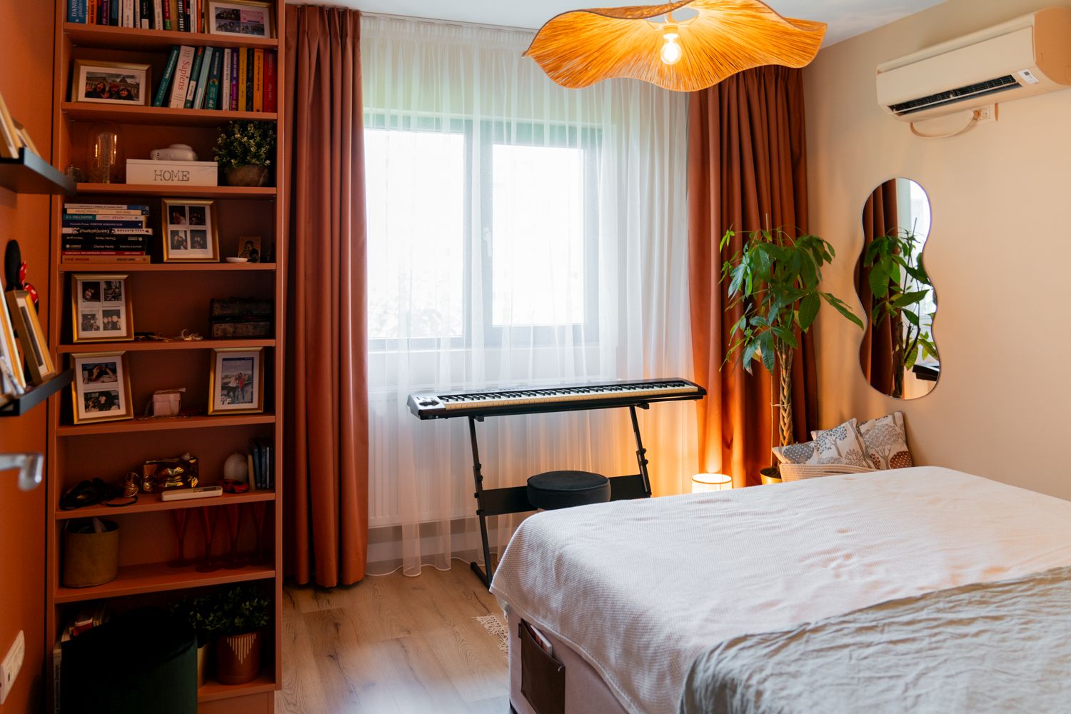 amenajare dormitor de apartament nuante de teracotă