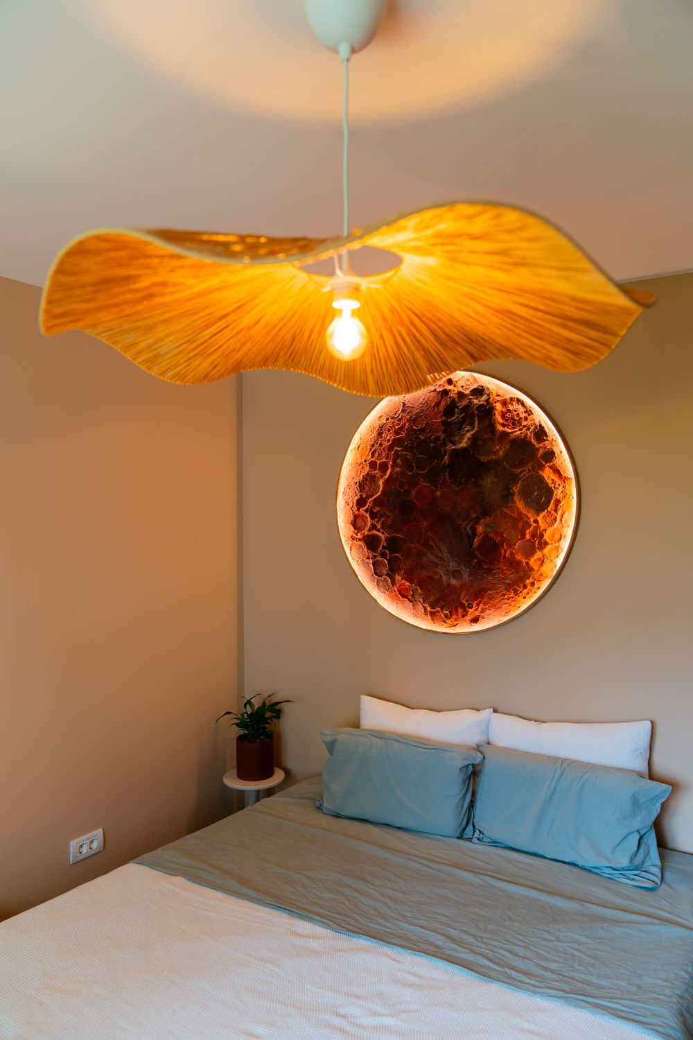 amenajare dormitor pat decoratiune perete luna cu lumina led