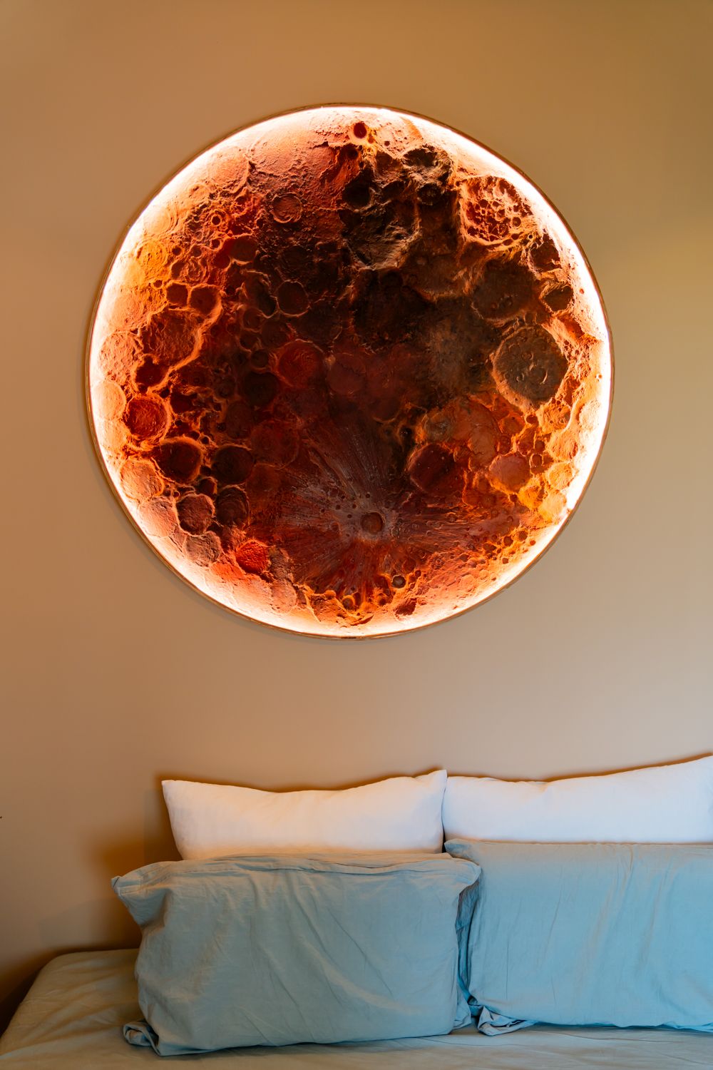 decoratiune luna perete dormitor pat cu perne bleu
