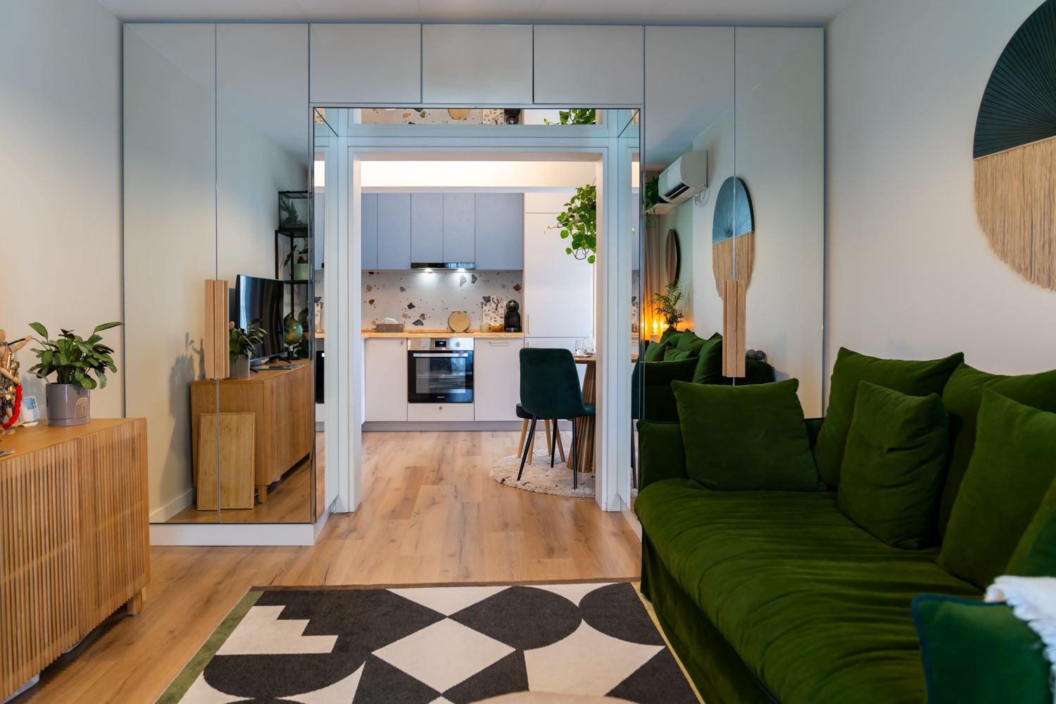 amenajare living bucatarie open space trecere arcada oglinzi