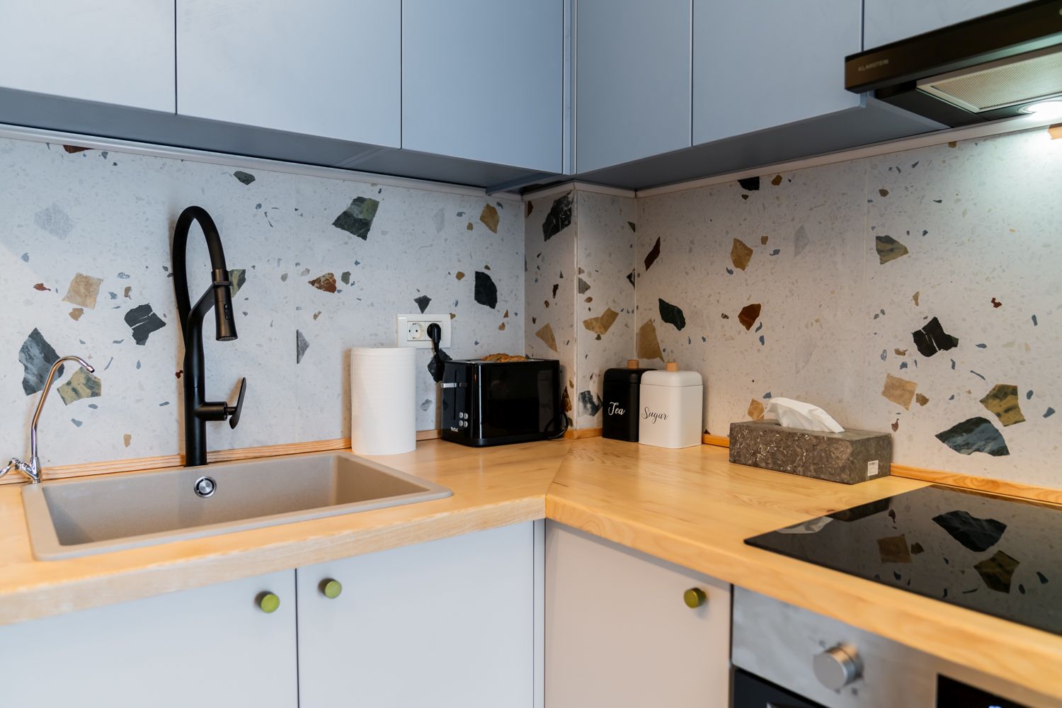 backsplash terrazzo bucatarie cu blat de lemn si mobilier bleu