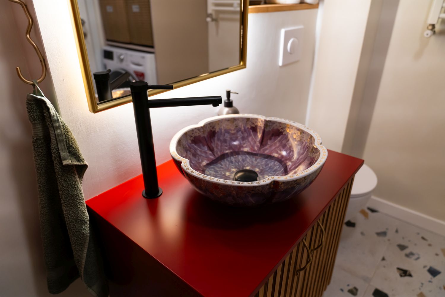 baie lavoar decorativ accente rosii gresie terrazzo