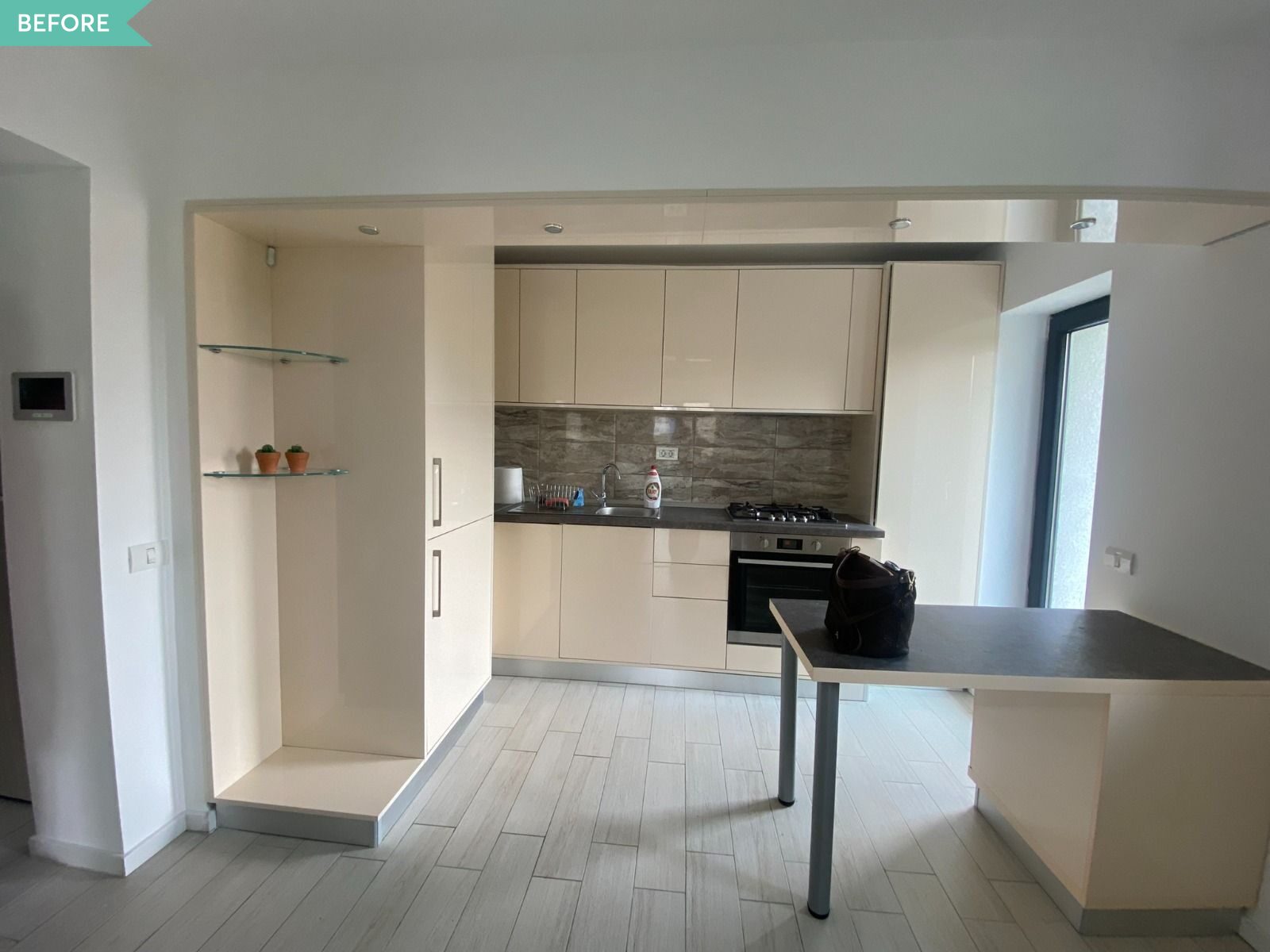 before amenajare bucatarie minimalista mobilier crem lucios parchet deschis la culoare masa de bar