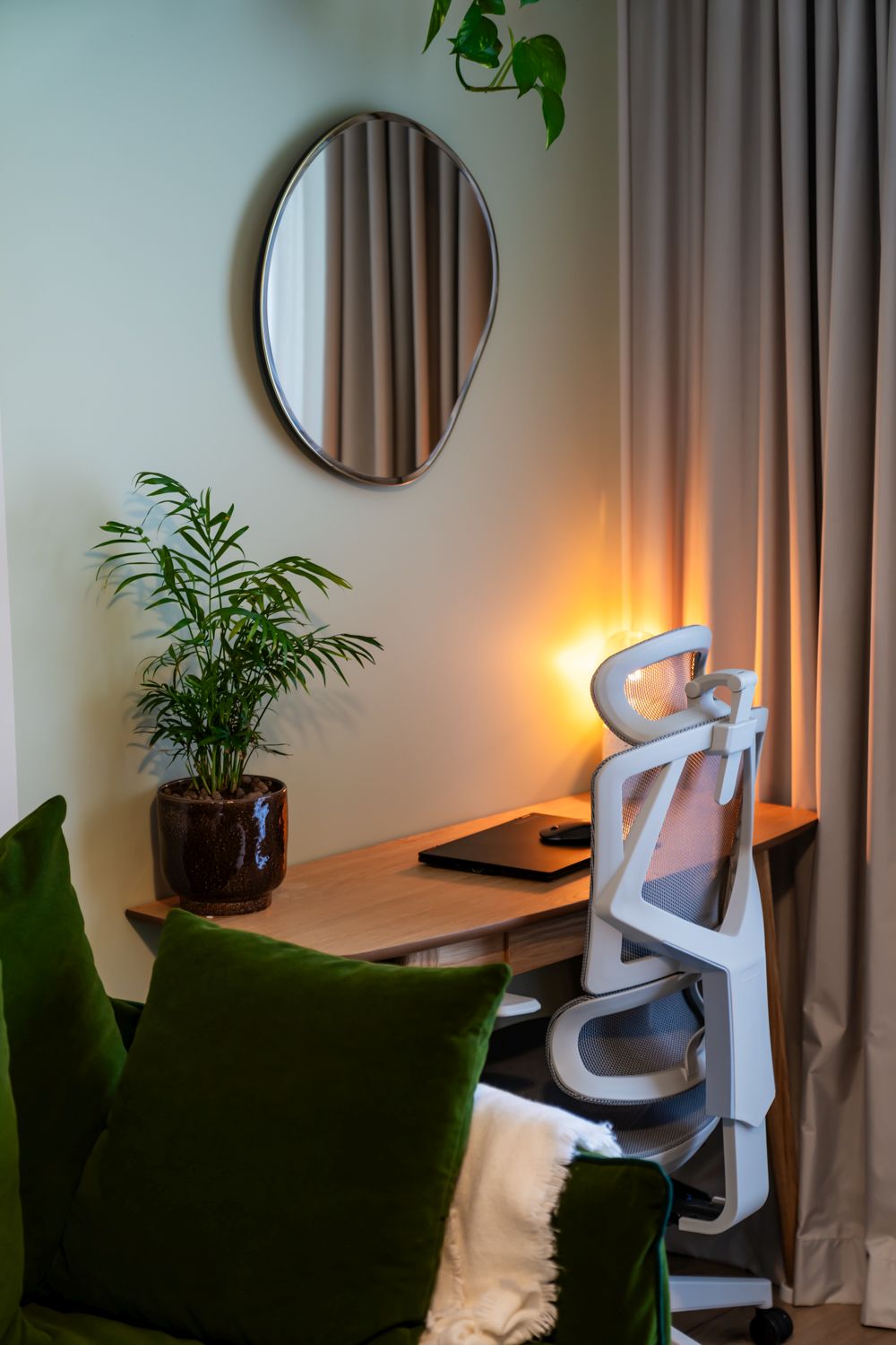 birou pentru lucu de acasa integrat in living