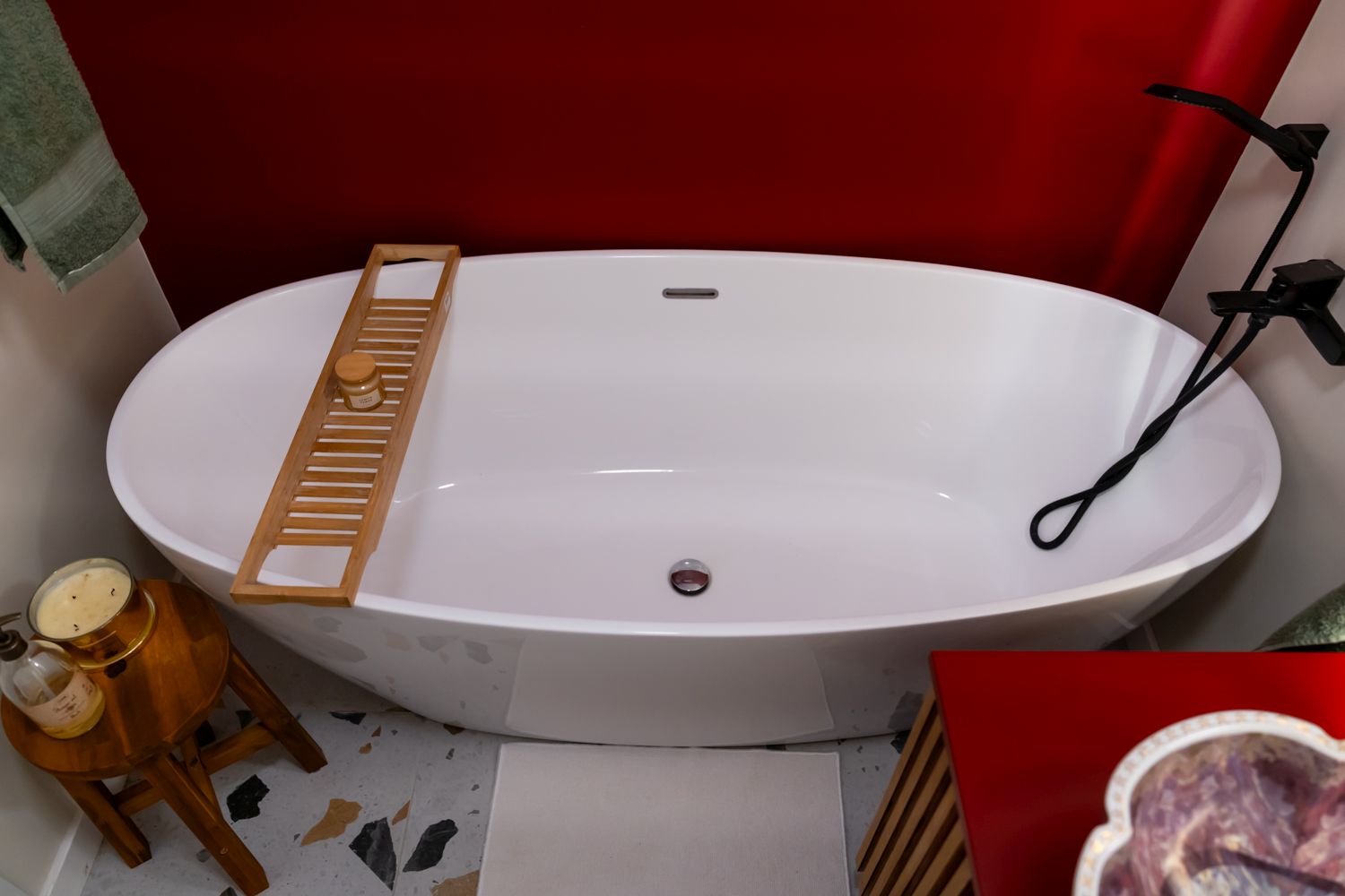 cada freestanding baie rosie perete vopsit burgundy gresie terrazzo